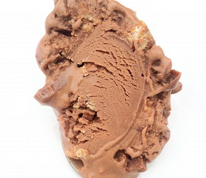 Фотография рецепта Мороженое с молочным шоколадом и конфетами KitKat