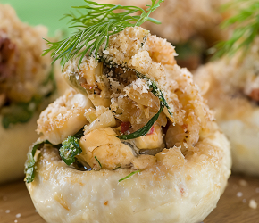 Фотография рецепта Грибы фаршированные крабовым мясом, рикоттой и зеленью