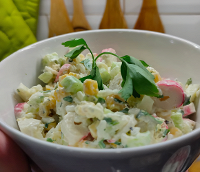 Фотография рецепта Салат с крабовыми палочками, рисом и кукурузой