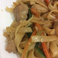 Рисовая лапша с курицей и овощами
