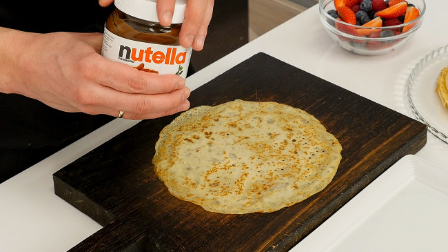 Фото шага рецепта Ажурные блины с Nutella® и ягодами 114585 шаг 3