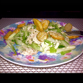 Фотография рецепта Хрустящий салат с курицей, красным луком и сухариками автор ДЮК 128