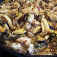 Морской коктейль под сливочным соусом