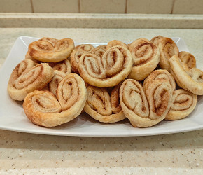 Фотография рецепта Ушки с сахаром и корицей из слоеного теста