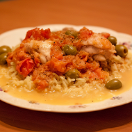 Курица с оливками и томатами