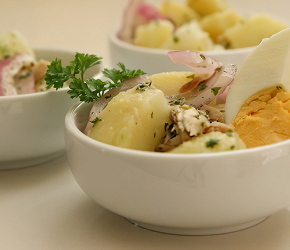 Фотография рецепта Мясной салат с маринованным луком