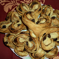 Плюшки с изюмом и корицей