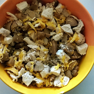 Салат с куриным филе, сыром и орехами