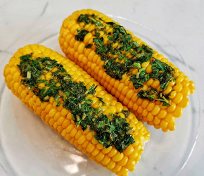 Фотография рецепта Отварная кукуруза со сливочным маслом и зеленью