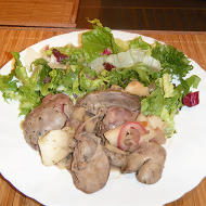 Куриная печень тушеная с яблоком и белым вином
