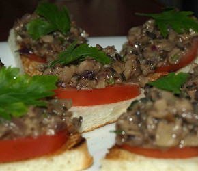 Фотография рецепта Брускетта с помидорами, шампиньонами и луком