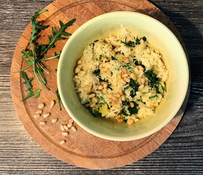 Фотография рецепта Кускус с рукколой, пармезаном и кедровыми орешками