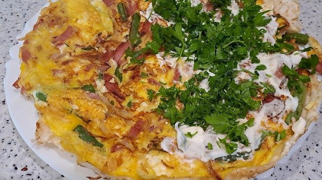 Фото шага рецепта Лаваш с творогом, яйцами, сарделькой и овощами на завтрак 190450 шаг 12