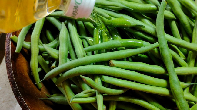 Фото шага рецепта Домашняя курица запеченная с яблоками и гарниром из зеленой фасоли 189448 шаг 10
