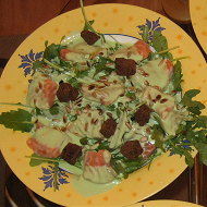 Лосось, маринованный в сладком уксусе, с соусом из сметаны и зеленого лука