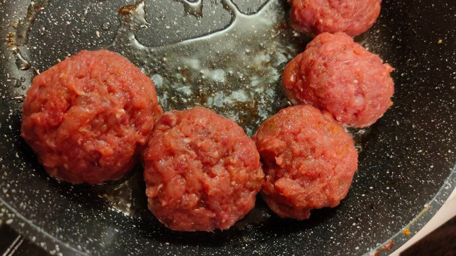 Фото шага рецепта Тефтели из говяжье-куриного фарша тушеные с помидорами и чесноком в сметанном соусе 187260 шаг 4