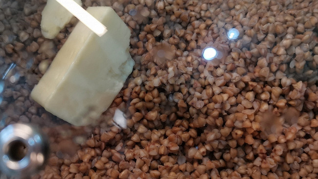 Фото шага рецепта Гречка с тушенкой 174119 шаг 6