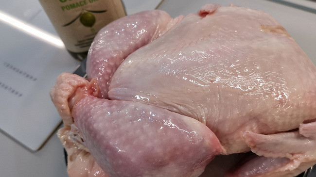 Фото шага рецепта Хрустящая курочка, запеченная на соли с чесноком и специями 151997 шаг 3