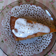 Шарлотка с корицей и сметанным топпингом