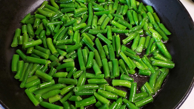 Фото шага рецепта Омлет со стручковой фасолью и морковью 188089 шаг 1