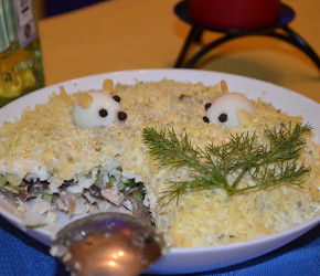 Фотография рецепта Слоеный салат с курицей и грибами