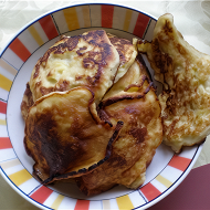 Яблочные оладьи со сметаной