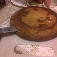 Шоколадно-клубничный торт со сгущенкой и орешками