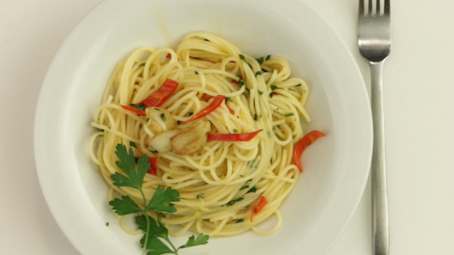 Фото шага рецепта Паста aglio olio e peperoncino 54814 шаг 4