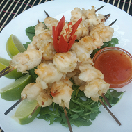 Мясо крокодила на шпажках