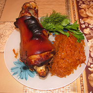 Свиная рулька с тушеной капустой и картофелем