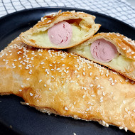 Слойка с сосиской и картофельным пюре