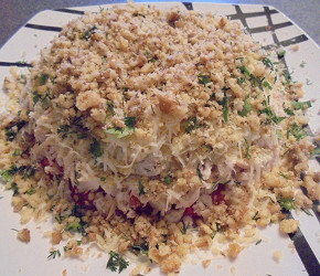 Фотография рецепта Слоеный салат с куриной грудкой и помидорами