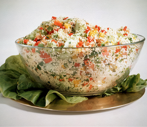 Фотография рецепта Летний разноцветный салат с кускусом и красными перцами