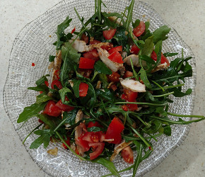 Фотография рецепта Салат с курицей, печеными баклажанами, перцем и руколой