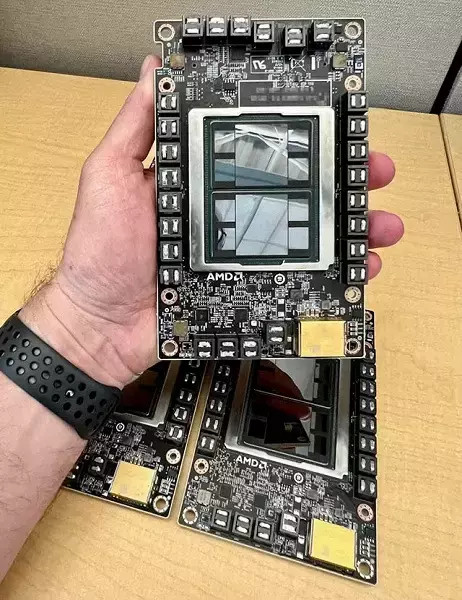 Так выглядит самая большая видеокарта от AMD. У неё 128 ГБ видеопамяти ...
