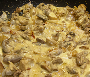 Фотография рецепта Грибы с куриной грудкой в сметане