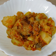 Картошка с куриными бедрышками и шампиньонами в мультиварке