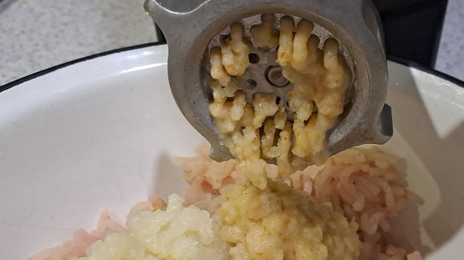 Фото шага рецепта Сочные рыбные котлеты с кабачком и морковкой запеченные в духовке 187501 шаг 5