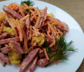 Фотография рецепта Салат с колбасой, фасолью и сухариками