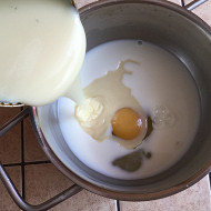 Медовый торт с клубникой и бананами