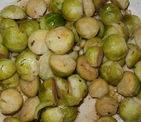 Фотография рецепта Брюссельская капуста с соусом из бальзамического уксуса и кедровыми орешками