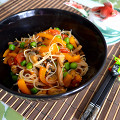 Фотография рецепта Рисовая лапша с овощами и соусом терияки автор Елена Гаврилина