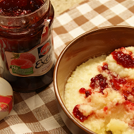 Пшенная каша с малиновым джемом