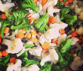 Фотография рецепта Гречка с овощами и куриное филе в остром соусе