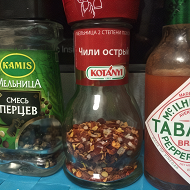 Гречневая лапша с овощами, курицей и зеленью