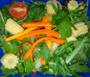 Фотография рецепта Салат из рукколы, шпината, моркови и кукурузой.
