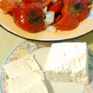 Печеный красный перец с розовыми помидорами и луком по-болгарски