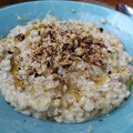 Фотография рецепта Овсянка с сыром, грецкими орехами и медом автор ЮЛИЯ ТИМОФЕЕВА