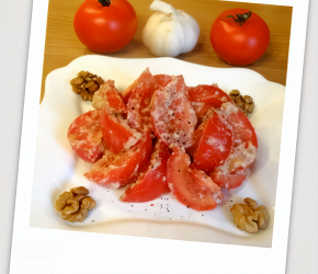 Фотография рецепта Салат с помидорами и грецкими орехами