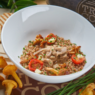 Бефстроганов с гречкой и лисичками
